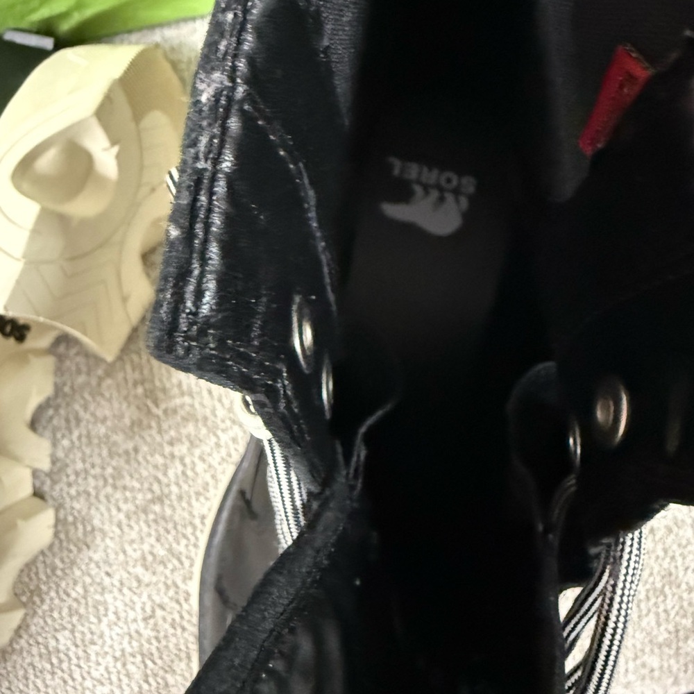 Sorel Black and White Boots - Picture 5 of 6